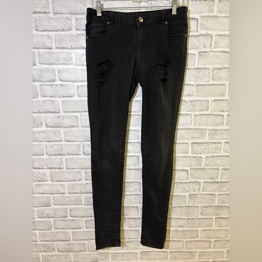 G21 size 7 Stylish Black Distressed Skinny Jeans for Women